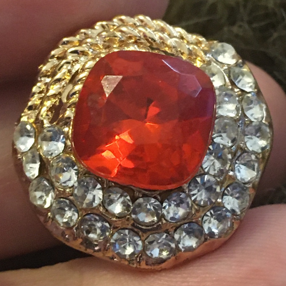 Vintage candy apple red glass stone clip earrings - Picture 3 of 7